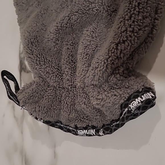 Norwex pet glove - Picture 3 of 4